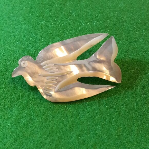 Mother of Pearl Hand carved Dove Brooch - Picture 1 of 4